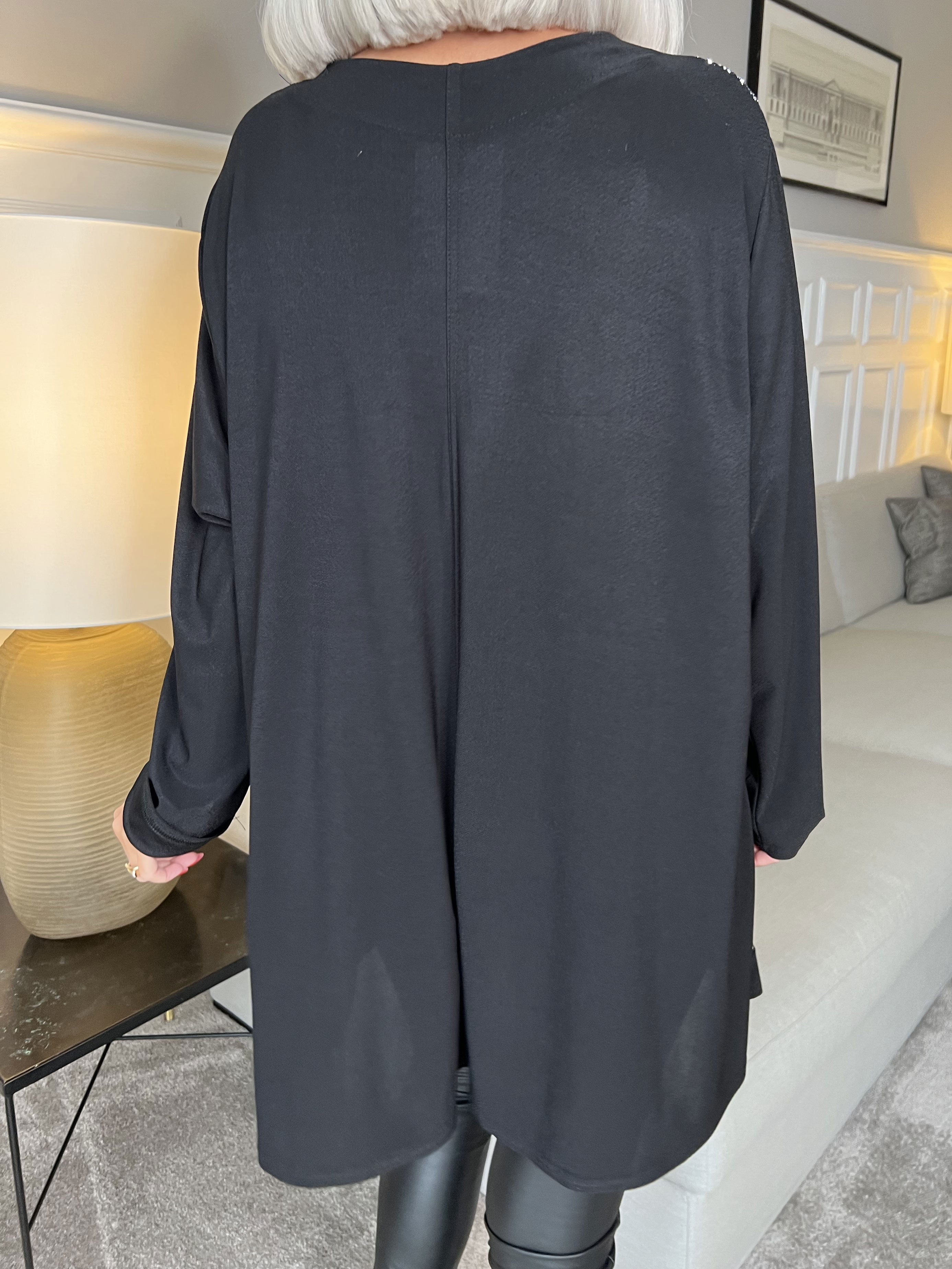 Justine - Sort bluse med sølv glimmer